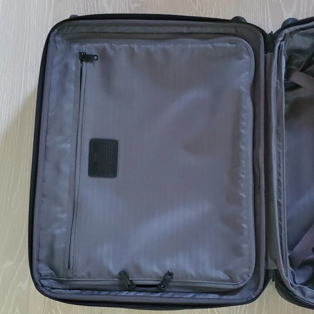 Tumi Continental Expandable 4-Wheel Carry-On Spinner Cabin Luggage